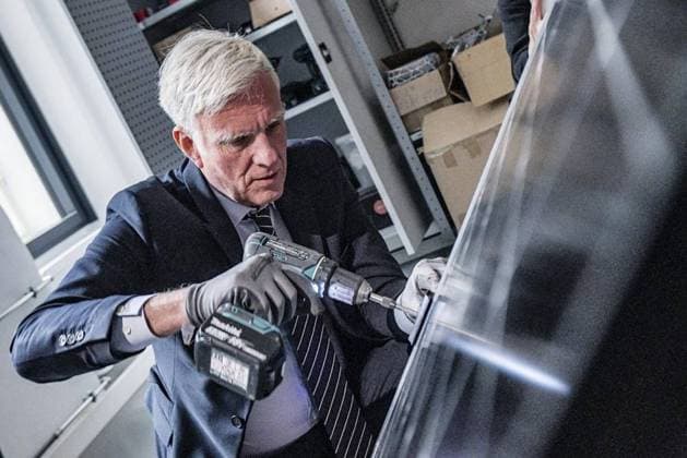 Firmenbesuch Wirtschaftssenator Klimaschutz *** NUR FÜR REDAKTIONELLE ZWECKE *** EDITORIAL USE ONLY ***<p>Berlin macht die Energiewende: Wirtschaftssenator Stephan Schwarz schraubt bei der ZOLAR GmbH ein Solarpanel fest, fotografiert am 07. November 2022 in Berlin. Deutschland Berlin Berlin Copyright: MaurizioxGambarini *** Company visit Senator for Economic Affairs Climate protection *** ONLY FOR EDITORIAL PURPOSE *** EDITORIAL USE ONLY *** P Berlin makes the Energy system transformation Senator for Economic Affairs Stephan Black screws at the ZOLAR GmbH a Solar panel Celebration, photographed on 07 November 2022 in Berlin Germany Berlin Berlin Copyright Mauriziox Gambarini Copyright: MaurizioxGambarini doc7nimbol0h4w2nz0idzu EDITORIAL USE ONLY