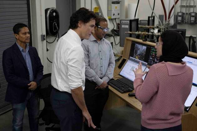 January 17, 2023, Windsor, Ontario, Canada: Prime Minister Justin Trudeau tours the University of WindsoröÄÃ s Charge LAB in Windsor, Ont. on Tuesday, January 17, 2023. Windsor Canada  - ZUMAc35_ 20230117_zaf_c35_048 Copyright: xNicolexOsbornex
