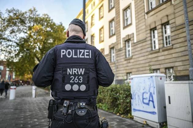 Hells Angels Prozess *** NUR FÜR REDAKTIONELLE ZWECKE *** EDITORIAL USE ONLY ***<p>Ein Polizist steht vor dem Landgericht, am Mittwoch den 09. November 2022 in Duisburg. Im Landgericht wird zur Zeit ein Mordprozess der Rockergruppe Hells Angels verhandelt. Deutschland Nordrhein-Westfalen Duisburg Copyright: LarsxFröhlich *** Hells Angels Process *** ONLY FOR EDITORIAL PURPOSE *** EDITORIAL USE ONLY *** P a Policeman is before the District Court, on Wednesday the 09 November 2022 in Duisburg at District Court will to Time a Murder trial the Rockers Hells Angels negotiated Germany North Rhine Westphalia Duisburg Copyright Larsx Happy Copyright: LarsxFröhlich doc7njlivxs5ew5psc7esp EDITORIAL USE ONLY