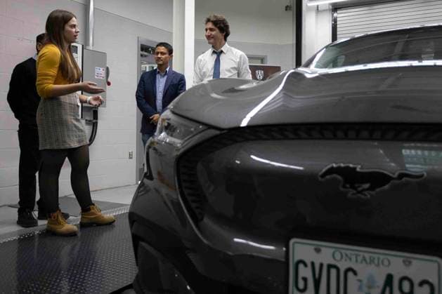 January 17, 2023, Windsor, Ontario, Canada: Prime Minister Justin Trudeau tours the University of WindsoröÄÃ s Charge LAB in Windsor, Ont., Tuesday, January 17, 2023. Windsor Canada  - ZUMAc35_ 20230117_zaf_c35_053 Copyright: xNicolexOsbornex
