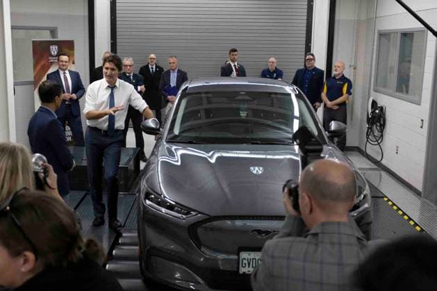January 17, 2023, Windsor, Ontario, Canada: Prime Minister Justin Trudeau tours the University of WindsoröÄÃ s Charge LAB in Windsor, Ont. on Tuesday, January 17, 2023. Windsor Canada  - ZUMAc35_ 20230117_zaf_c35_056 Copyright: xNicolexOsbornex