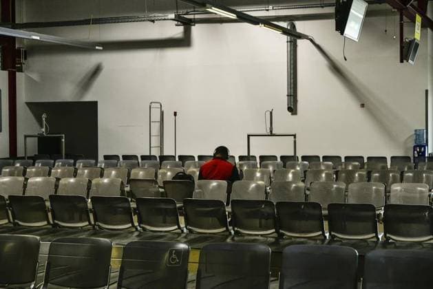 Aufnahmestation für Geflüchtete in Tegel platzt aus allen Nähten *** NUR FÜR REDAKTIONELLE ZWECKE *** EDITORIAL USE ONLY ***<p>Blick am 9. November 2022 in die Aufnahmestelle für Geflüchtete und Asylsuchende am ehemaligen Flughafen Berlin Tegel. FOTO: Jörg Krauthöfer Funke Foto Services< p> <p > Arbeit Berlin Copyright: JörgxKrauthöfer *** admission station for fled in Tegel bursts from All Seams *** ONLY FOR EDITORIAL PURPOSE *** EDITORIAL USE ONLY *** P View on 9 November 2022 in the Admissions Office for fled and Asylum seekers on former Airport Berlin Tegel Photo Jörg Krauthofer Funke Photo Services P P Work Berlin Copyright JörgxKrauthöfer Copyright: JörgxKrauthöfer doc7njnqlh02j41e13o8f28 EDITORIAL USE ONLY