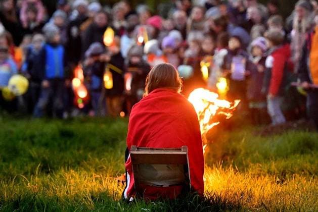 Sankt-Martins-Umzug der Herz-Jesu-Gemeinde in Witten *** NUR FÜR REDAKTIONELLE ZWECKE *** EDITORIAL USE ONLY ***<p>Die arme Bettlerin hat nun dank Sankt Martins Großzügigkeit einen wärmenden Umhang um die Schultern beim Sankt-Martins-Umzug der Herz-Jesu-Gemeinde am 11. November 2022 von der Kapellenstraße zum Bommerfelder Ring in Witten Deutschland NRW Witten Copyright: JürgenxTheobald *** Sankt Martins Relocation the Heart Jesus Community in Witten *** ONLY FOR EDITORIAL PURPOSE *** EDITORIAL USE ONLY *** P the Arms Beggarwoman has now Thanks to Sankt Martins Generosity a warming Cape at the Shoulders at Sankt Martins Relocation the Heart Jesus Community on 11 November 2022 from the Chapel Street to bomb fields Ring in Witten Germ Copyright: JürgenxTheobald doc7nkrwlfr5lfpe8jf83y EDITORIAL USE ONLY
