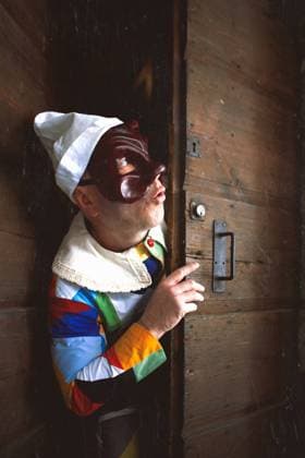 Die Maske von Arlecchino. Blick durch die Tür *** the Mask from Arlecchino View through the Door 1104301770