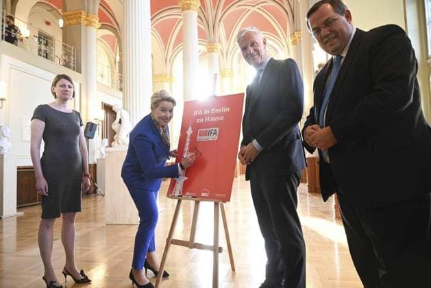 IFA-Pressetermin *** NUR FÜR REDAKTIONELLE ZWECKE *** EDITORIAL USE ONLY ***<p>IFA-Pressetermin im Roten Rathaus: Messe Berlin, gfu und Clarion Events unterzeichnen Vertrag zur Zukunft der IFA am 18. November 2022. v.l Lisa Hannant, Bürgermeisterin Franziska Giffey Wirtschaftssenator Stephan Schwarz und Messechef Martin Ecknig . Deutschland Berlin Copyright: RetoxKlar *** IFA Press event *** ONLY FOR EDITORIAL PURPOSE *** EDITORIAL USE ONLY *** P IFA Press event at Red City Hall Exhibition Berlin, GFU and Clarion Events sign Contract to Future the IFA on 18 November 2022 V l Lisa Hannant, Mayor Franziska Giffey Senator for Economic Affairs Stephan Black and Exhibition Director Martin Ecknig Germany Berlin Copyright RetoxClear Copyright: RetoxKlar doc7nob1kx7tegqo57vayq EDITORIAL USE ONLY