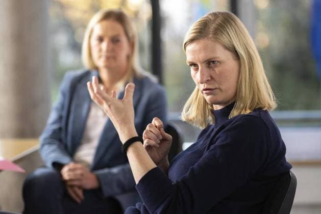 DOPPELINTERVIEW - HENFLING - MEISSNER *** NUR FÜR REDAKTIONELLE ZWECKE *** EDITORIAL USE ONLY ***<p>23 11 2022-Erfurt: Doppelinterview im Thueringer Landtag - Die Landtagsabgeordneten Madeleine Henfling (Grüne), vorn, und Beate Meißner (CDU), hinten, streiten über geschlechtergerechte Sprache ( Deutschland Thueringen Erfurt Copyright: SaschaxFromm *** Double Interview Henfling Meissner *** ONLY FOR EDITORIAL PURPOSE *** EDITORIAL USE ONLY *** P 23 11 2022 Erfurt Double Interview at Thueringer Landtag the Member of the State Parliament Madeleine Henfling green , front, and Beate Meissner CDU , rear, argue via gender Language Germany Thueringen Erfurt Copyright SaschaxFromm Copyright: SaschaxFromm doc7nqzzee8j09lda2k18d EDITORIAL USE ONLY