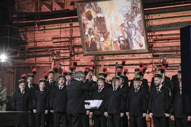 Barbarafeier 2022 bei HKM in Duisburg. *** NUR FÜR REDAKTIONELLE ZWECKE *** EDITORIAL USE ONLY ***<p>Der Ruhrkohle - Chor beim Ökumenischen Gottesdienst zum Barbaratag am Sonntag, 4. Dezember 2022 in der Kranhalle der Hüttenwerke Krupp Mannesmann GmbH. Die Barbarafeier auf der Hütte ist mittlerweile eine Tradition, die durch Corona unterbrochen wurde und in diesem Jahr erstmalig wieder stattgefunden hat. Duisburg Copyright: STEFANxAREND *** Barbarafeier 2022 at HKM in Duisburg *** ONLY FOR EDITORIAL PURPOSE *** EDITORIAL USE ONLY *** P the Ruhrkohle Choir at Ecumenical Church Service to Barbaratag on Sunday, 4 December 2022 in the Crane Hall the Hüttenwerke Krupp Mannesmann GmbH the Barbarafeier at the Hut is meanwhile a Traditi Copyright: STEFANxAREND doc7nwmpfmlccjwjv8cckk EDITORIAL USE ONLY