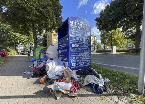 Altkleidermüll in Gelsenkirchen *** NUR FÜR REDAKTIONELLE ZWECKE *** EDITORIAL USE ONLY ***<p>Altkleider liegen vor einem Altkleider-Container der Gelsendienste am 25. September 2022, in Gelsenkirchen-Beckhausen. Es sieht aus wie eine Müllhalde vor den Hochhäusern an der Braukämperstraße. Deutschland NRW Gelsenkirchen Copyright: OliverxMengedoht *** old clothes garbage in Gelsenkirchen *** ONLY FOR EDITORIAL PURPOSE *** EDITORIAL USE ONLY *** P Altkleider are before a Altkleider Container the Gelsenkirchen services on 25 September 2022, in Gelsenkirchen Beckhausen it sees from like a Waste disposal site before the High-rise buildings to the Braukamperstrasse Germany NRW Gelsenkirchen Copyright OliverxMendoomed Copyright: OliverxMengedoht doc7nzapssbghi44kuza1o EDITORIAL USE ONLY