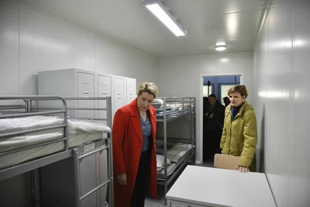 Eröffnung der Unterkunft für Flüchtlinge in Tempelhof *** NUR FÜR REDAKTIONELLE ZWECKE *** EDITORIAL USE ONLY ***<p>Franziska Giffey (l, SPD), Regierende Bürgermeisterin Berlins, und Katja Kipping (Linke), Senatorin für Integration, Arbeit und Soziales, stehen am 22. Dezember 2022 in einem Containerdorf im ehemaligen Flughafen Tempelhof. Hier eröffnet jetzt eine Unterkunft für Flüchtlinge. FOTO: Jörg Krauthöfer Funke Foto Services< p> <p > Arbeit Berlin Copyright: JörgxKrauthöfer *** Opening the Accommodation for Refugees in Tempelhof *** ONLY FOR EDITORIAL PURPOSE *** EDITORIAL USE ONLY *** P Franziska Giffey l, SPD , Governors Mayor berlins, and Katja Kipping Left , Senator for Integration, Work and social, Stan Copyright: JörgxKrauthöfer doc7o5ov5mefic1htd9vbza EDITORIAL USE ONLY
