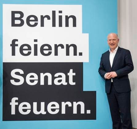 Präsentation der Fassadenplakatierung zur Wahlwiederholung der Berliner Abgeordnetenhauswahl am Konrad-Adenauer-Haus - Kai Wegner, Spitzenkandidaten und Landesvorsitzender CDU Berlin;Präsentation der Fassadenplakatierung zur Wahlwiederholung der Berliner Abgeordnetenhauswahl am Konrad-Adenauer-Haus - Kai Wegner, Spitzenkandidaten und Landesvorsitzender CDU Berlin, Berlin Berlin Deutschland Konrad-Adenauer-Haus *** Presentation of the façade placarding for the repeat election of the Berlin House of Representatives at the Konrad Adenauer House Kai Wegner, top candidate and state chairman CDU Berlin Presentation of the façade placarding for the repeat election of the Berlin House of Representatives at the Konrad Adenauer House Kai Wegner, to