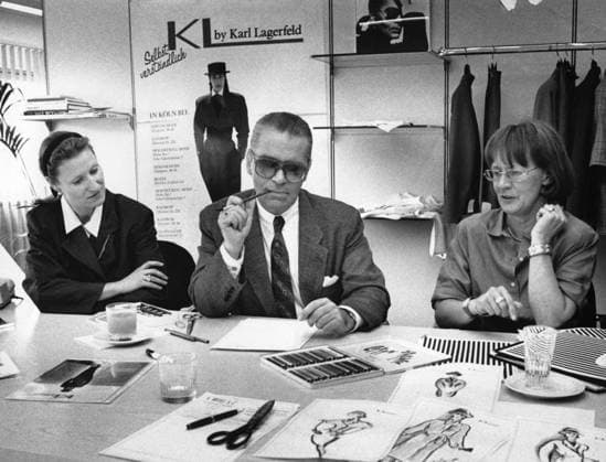 24.06.1988: Gemeinsam mit zwei Mitarbeiterinnen erarbeitet und diskutiert Modezar Karl Lagerfeld in diesem Arbeitsraum neue Entwürfe für die Sommekollektion 89. Versonnen und am Zeichenutensil kauend, schaut er vor sich auf ein weißes Blatt Papier als warte er darauf, daß seine Ideen auf diese Art den Weg leichter aufs Papier finden. Scheren und diverse Malstifte liegen griffbereit auf dem Schreibtisch. Der deutsche Modeschöpfer, Designer, Fotograf und Kostümbildner Karl Lagerfeld wurde am 10. September 1933 in Hamburg als Karl Otto Lagerfeldt geboren. Sein Vater war der Hamburger Kondensmilch - Fabrikant dessen Produkte unter dem Markenna Copyright: OTTO,xINGO docnrwhugopicture55976179 EDITORIAL USE ONLY