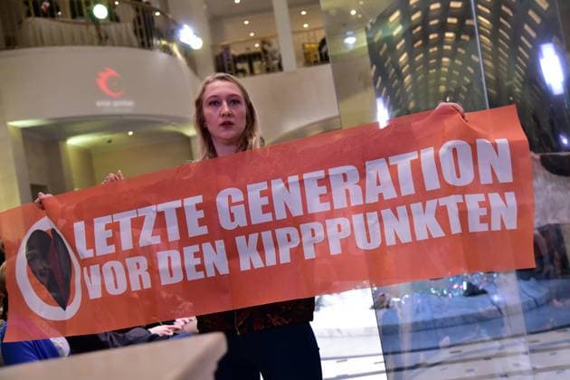 Anja Gockel seven senses, Fashionshow Protest action Last generation within the Fashion Show Anja Gockel seven senses, Fashionshow Berlin W23 24 in the hotel ADLON on 18 01 2023 in Berlin Photopress Mueller