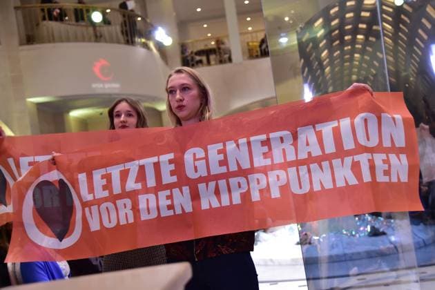 Anja Gockel seven senses, Fashionshow Protest action Last generation within the Fashion Show Anja Gockel seven senses, Fashionshow Berlin W23 24 in the hotel ADLON on 18 01 2023 in Berlin Photopress Mueller