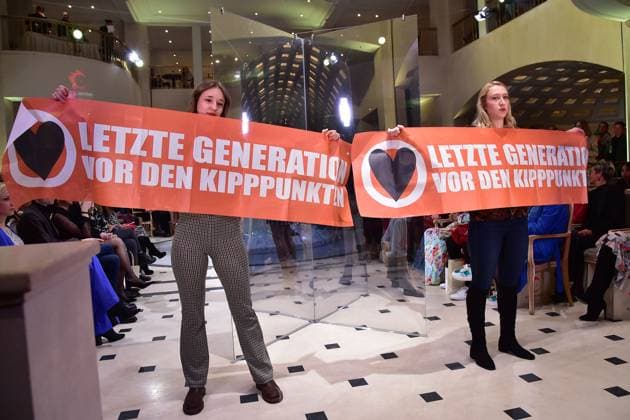 Anja Gockel seven senses, Fashionshow Protest action Last generation within the Fashion Show Anja Gockel seven senses, Fashionshow Berlin W23 24 in the hotel ADLON on 18 01 2023 in Berlin Photopress Mueller
