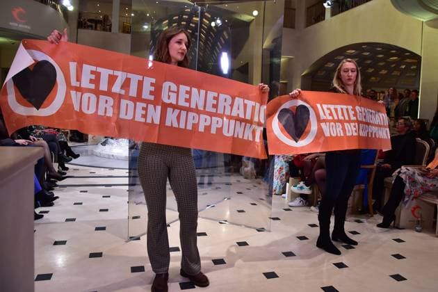Anja Gockel seven senses, Fashionshow Protest action Last generation within the Fashion Show Anja Gockel seven senses, Fashionshow Berlin W23 24 in the hotel ADLON on 18 01 2023 in Berlin Photopress Mueller