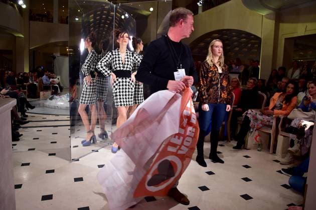 Anja Gockel seven senses, Fashionshow A photographer colleagues has snatched the two posters from the protest women Last Generation Anja Gockel seven senses, Fashionshow Berlin W23 24 in the hotel ADLON on 18 01 2023 in Berlin Photopress Mueller