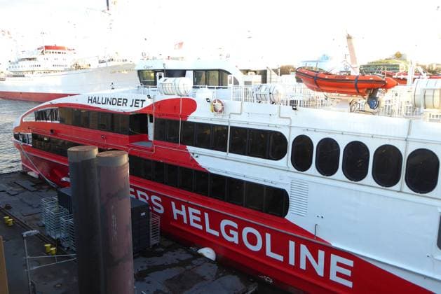 Highspeed Helgoland-Katamaran Halunder Jet an den Landungsbrücken im Hafen in Hamburg Helgoland Faehre Halunder Jet im Hafen in Hamburg *** Highspeed Helgoland Catamaran Halunder Jet at the landing stages in the port in Hamburg Helgoland Faehre Halunder Jet in the port in Hamburg 