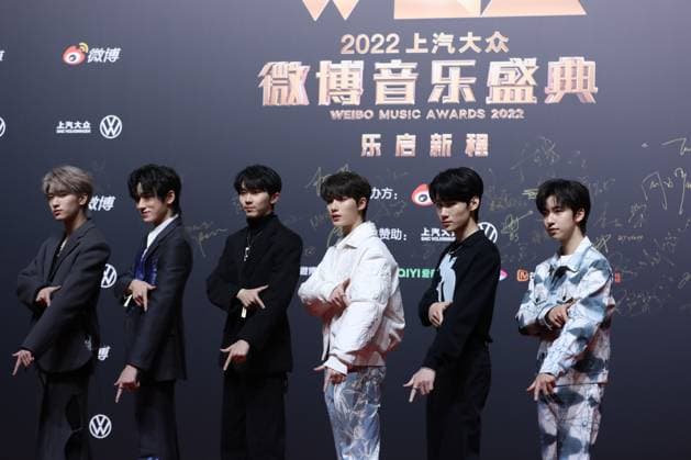 BEIJING, CHINA - JANUARY 18: Singers Ma Jiaqi, Ding Chengxin, Song Yaxuan, Zhang Zhenyuan, Yan Haoxiang and He Junlin of boy group Teens in Times (TNT) arrive at the red carpet for Weibo Music Awards 2022 on January 18, 2023 in Beijing, China.  Copyright: xVCGx VCG111418472644