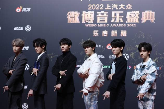 Entertainment Bilder des Tages BEIJING, CHINA - JANUARY 18: Singers Ma Jiaqi, Ding Chengxin, Song Yaxuan, Zhang Zhenyuan, Yan Haoxiang and He Junlin of boy group Teens in Times (TNT) arrive at the red carpet for Weibo Music Awards 2022 on January 18, 2023 in Beijing, China.  Copyright: xVCGx VCG111418472645