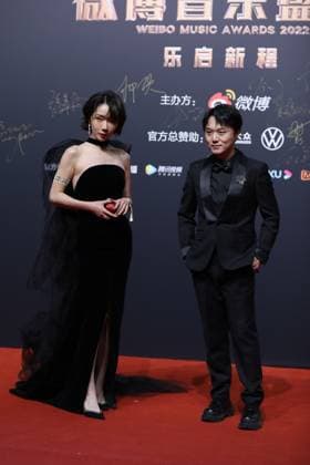 BEIJING, CHINA - JANUARY 18: Singers Liu Lian and Du Kai of musical group Mr. Miss arrive at the red carpet for Weibo Music Awards 2022 on January 18, 2023 in Beijing, China.  Copyright: xVCGx VCG111418472598