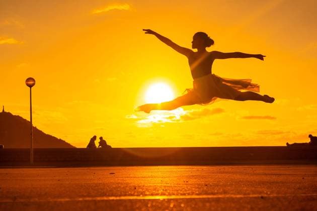 Creative Highlights Symbolbilder Silhouette einer jungen Tänzerin, die bei Sonnenuntergang einen Sprung am Strand vollführt und ein Tutu trägt *** Silhouette a Boys Dancer, the at Sunset a Jump on Beach carried out and a Tutu carries Copyright: imageBROKER/UnaixHuizi ibxuhu08969480.jpg ,model released, Symbolfoto ,property released