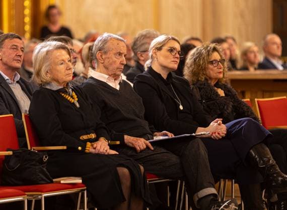f l Ingrid and Walther Seinsch, Eva Weber Mayor of the City of Augsburg , Chana Steinwurz Walther Seinsch, speech Awarding of the Marion Samuel Prize 2022 of the Foundation Remembrance to this years winner Malte Ludin for the documentary film 2 or 3 things I know about him Founder Walther Seinsch and w