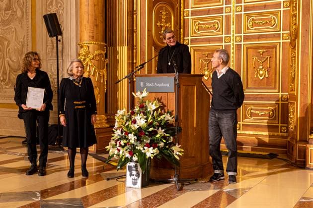 f l Chana Steinwurz, Ingrid Seinsch, Eva Weber Mayor of the City of Augsburg , Walther Seinsch Walther Seinsch, speech awarding the Marion Samuel Prize 2022 of the Foundation of Remembrance to this years winner Malte Ludin for the documentary film 2 or 3 things I know about him Founder Walther Sei