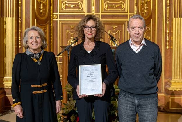 From left to right Ingrid Seinsch, Chana Steinwurz accepted the certificate on behalf of the ailing prize winner, Walther Seinsch Walther Seinsch, speech Marion Samuel Prize 2022 of the Foundation Remembrance to this years prize winner Malte Ludin for the documentary film 2