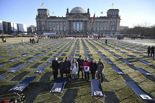 Bilder des Jahres 2023, News 01 Januar News Themen der Woche KW03 News Bilder des Tages Long Covid Protest vor Reichstag *** NUR FÜR REDAKTIONELLE ZWECKE *** EDITORIAL USE ONLY ***<p>Die Iniziative Nichtgenesen mit einer Protestaktion gegen Long-Coid am 19. januar vior dem Berliner Reichstag. Deutschland Berlin Copyright: RetoxKlar *** Long Covid protest in front of Reichstag FOR EDITORIAL PURPOSES ONLY EDITORIAL USE ONLY p The Iniziative Non-Genetics with a protest action against Long Coid on 19 january vior the Berlin Reichstag Germany Berlin Copyright RetoxKlar Copyright: RetoxKlar doc7ok2xzg1q5c11oa4umkp ,EDITORIAL USE ONLY