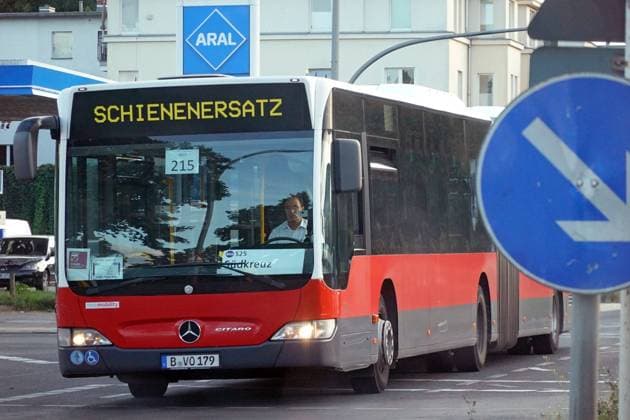 31.08.2022, Berlin, GER - Bus faehrt als Schienenersatzverkehr fuer die S-Bahn. (Alltag, aussen, Aussenaufnahme, Berlin, Bus, Busersatzverkehr, Busfahrer, deutsch, Deutschland, Ersatz, Ersatzverkehr, Europa, europaeisch, Gesellschaft, oeffentlicher Personennahverkehr, OEPNV, Personenbefoerderung, Personennahverkehr, QF, Querformat, S-Bahn Ersatzverkehr, S-Bahnlinie 25, S25, Schienenersatzverkehr, Stadt, Stadtleben, Stoerung, Strasse, Strassenszene, Verkehr, Westeuropa, Wirtschaft, Zugausfall) 220831D221BERLIN.JPG *** 31 08 2022, Berlin, GER bus drives as rail replacement transport for the S Bahn everyday, outside, exterior shot, Berlin, bus, bus replacement transport, bus driver, German, Germany, replacement, replacement transport, Europe,