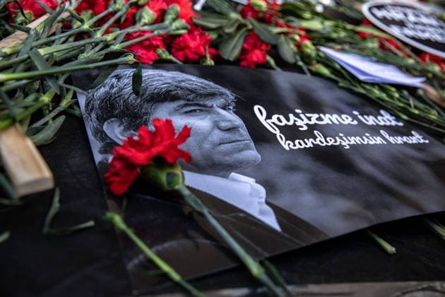 Bilder des Jahres 2023, News 01 Januar News Themen der Woche KW03 News Bilder des Tages January 19, 2023, Istanbul, Turkey: A placard and carnation with his photograph seen at the place where Hrant Dink was killed. People gather for a commemoration ceremony within the 16th death anniversary of Hrant Dink, former editor-in-chief of the bilingual Turkish-Armenian newspaper Agos, in front of the Agos newspaper building in Istanbul. He was assassinated in front of the Agos newspaper building in Istanbul in 2007. Istanbul Turkey - ZUMAs197 20230119_zaa_s197_339 Copyright: xOnurxDogmanx