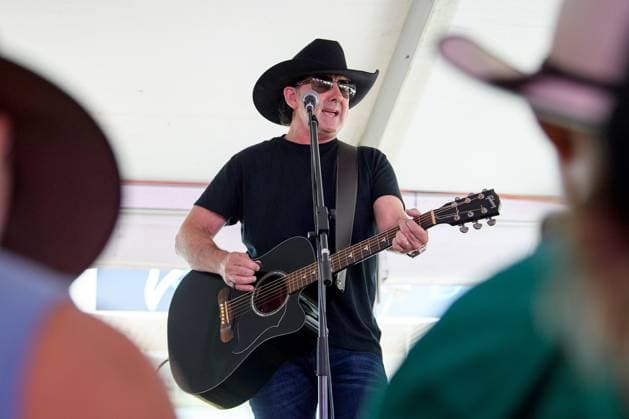 TAMWORTH COUNTRY MUSIC FESTIVAL 2023, Australian country musician Lee Kernaghan plays a surprise pop up show during the 51st Tamworth Country Music Festival in Tamworth, NSW, Friday, January 20, 2023. The 51st Tamworth Country Music Festival runs from January 13th -22nd, culminating in the Golden Guitar Awards night which celebrates the best of Australian country music. ( NO ARCHIVING, EDITORIAL USE ONLY, NO USE IN BOOKS WITHOUT CONSENT TAMWORTH NEW SOUTH WALES AUSTRALIA  Copyright: xBIANCAxDExMARCHIx 20230120001754524992
