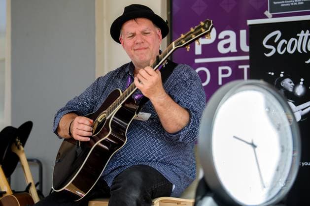 TAMWORTH COUNTRY MUSIC FESTIVAL 2023, Busker Scott ?Scotty B? Burford performs on Peel St during the 51st Tamworth Country Music Festival in Tamworth, NSW, Friday, January 20, 2023. Wollongong musician Scott Burford has travelled to the Tamworth Country Music Festival to make an attempt at breaking the record for longest busking session ever, which currently is held at 26 hours. ( NO ARCHIVING, EDITORIAL USE ONLY, NO USE IN BOOKS WITHOUT CONSENT TAMWORTH NEW SOUTH WALES AUSTRALIA  Copyright: xBIANCAxDExMARCHIx 20230120001754527424