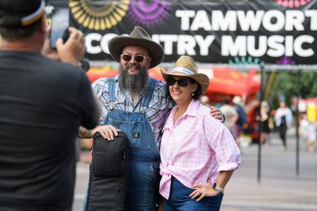 TAMWORTH COUNTRY MUSIC FESTIVAL 2023, Festval goers are seen on Peel Street during the 51st Tamworth Country Music Festival in Tamworth, NSW, Friday, January 20, 2023. The 51st Tamworth Country Music Festival runs from January 13th -22nd, culminating in the Golden Guitar Awards night which celebrates the best of Australian country music. ( NO ARCHIVING, EDITORIAL USE ONLY, NO USE IN BOOKS WITHOUT CONSENT TAMWORTH NEW SOUTH WALES AUSTRALIA  Copyright: xBIANCAxDExMARCHIx 20230120001754528536