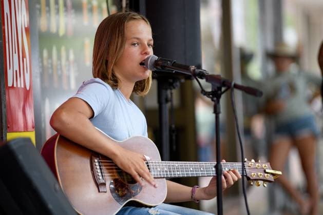 TAMWORTH COUNTRY MUSIC FESTIVAL 2023, Busker Noah Robertson performs on Peel Street during the 51st Tamworth Country Music Festival in Tamworth, NSW, Friday, January 20, 2023. The 51st Tamworth Country Music Festival runs from January 13th -22nd, culminating in the Golden Guitar Awards night which celebrates the best of Australian country music. ( NO ARCHIVING, EDITORIAL USE ONLY, NO USE IN BOOKS WITHOUT CONSENT TAMWORTH NEW SOUTH WALES AUSTRALIA  Copyright: xBIANCAxDExMARCHIx 20230120001754530126