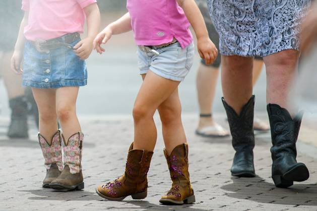 TAMWORTH COUNTRY MUSIC FESTIVAL 2023, Festival goers are seen wearing cowboys boots on Peel Street during the 51st Tamworth Country Music Festival in Tamworth, NSW, Friday, January 20, 2023. The 51st Tamworth Country Music Festival runs from January 13th -22nd, culminating in the Golden Guitar Awards night which celebrates the best of Australian country music. ( NO ARCHIVING, EDITORIAL USE ONLY, NO USE IN BOOKS WITHOUT CONSENT TAMWORTH NEW SOUTH WALES AUSTRALIA  Copyright: xBIANCAxDExMARCHIx 20230120001754531378
