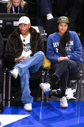 Pharrell Williams et sa femme Helen Lasichanh CELEBRITES : Chicago Bulls vs Detroit Pistons - NBA Paris Game 2023 - Paris - 19 01 2023 JBAutissier Panoramic 