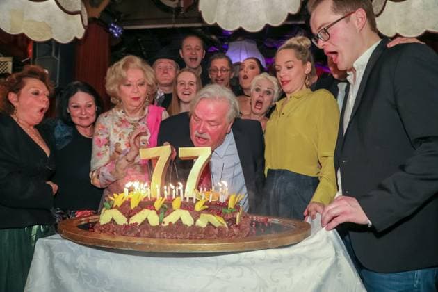 19 01 2023, Marchfelderhof Deutsch Wagram, artist New Years reception 2022, lifetime achievement award stage to Gerhard ERNST in the picture Gerhard Ernst, with well-wishers, artist New Years reception 2022.