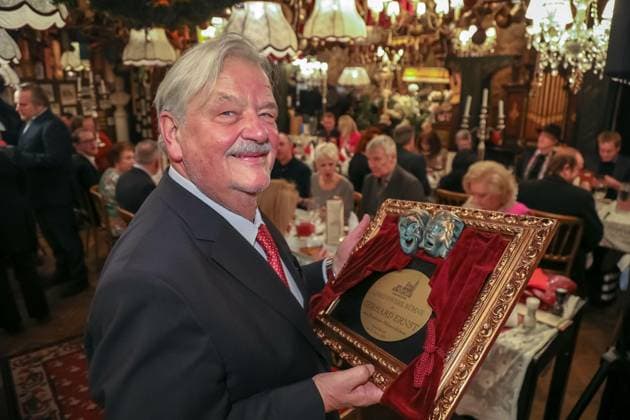 19 01 2023, Marchfelderhof Deutsch Wagram, artist New Years reception 2022, lifetime achievement award stage to Gerhard ERNST in the picture Gerhard Ernst, with d Award, artist New Years reception 2022.