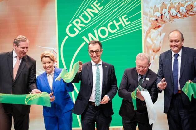 Bilder des Jahres 2023, News 01 Januar News Themen der Woche KW03 News Bilder des Tages Messerundgang zur Eroeffnung der Internationalen Gruenen Woche Aktuell, 20.01.2023, Berlin, Cem Oezdemir Bundesminister fuer Ernaehrung und Landwirtschaft, Franziska Giffey Regierende Buergermeisterin, Janusz Wojciechowski EU-Kommissar fuer Landwirtschaft, Joachim Rukwied Praesident Deutscher Bauernverband, Dr. Christian von Boetticher Vorsitzender Bundesvereinigung der Deutschen Ernaehrungsindustrie bei Eroeffnung der Internationalen Gruenen Woche auf dem Messeglaende in Berlin Berlin Berlin Deutschland *** Exhibition tour at the opening of the International Green Week Current, 20 01 2023, Berlin, Cem Oezdemir Federal Minister of Food and Agriculture, Franziska Giffey Governing Mayor, Janusz Wojciechowski EU Commissioner for Agriculture,