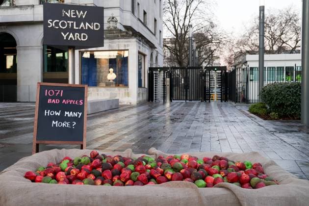 Bilder des Jahres 2023, News 01 Januar News Themen der Woche KW03 News Bilder des Tages . 20 01 2023. London, United Kingdom. New Scotland Yard Bad Apples. REFUGE place1071 bad apples outside Metropolitan Police HQ New Scotland Yard to mark the number of Metropolitan police officers who have been, or are currently, under investigation for allegations of domestic abuse or violence against women or girls.  xMartynxWheatleyx xi-Imagesx IIM-24086-0002