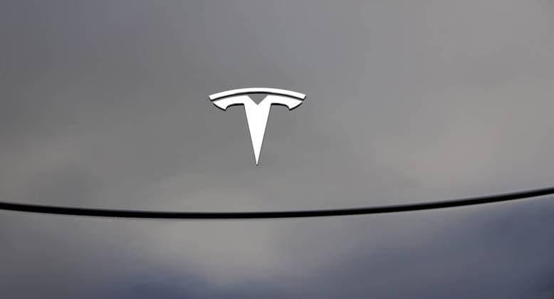 20.01.2023, Deutschland, NRW, Elektroautos, E-Autos, E-Mobilität, TESLA Logo auf einem Auto, dunkler Lack NRW Deutschland *** 20 01 2023, Germany, NRW, electric cars, E cars, E mobility, TESLA logo on a car, dark paint NRW Germany Copyright: xD.xKerlekin SnowfieldxPhotographyx SF200123TeslaD4