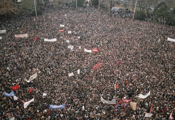 Karabakh conflict 8353587 23.09.1988 Rally on Theater Square (now Liberty Square) in Yerevan. Protesters demand reunification of the Nagorno-Karabakh Autonomous Area with the Armenian SSR. Ruben Mangasaryan Yerevan Armenia  Copyright: xRubenxMangasaryanx