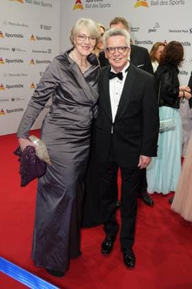 The Sporthilf has invited to the 52 Ball of Sports Many celebrities came over the red carpet Thomas de Maiziere and wife Martina 52 Ball of Sports The Sporthilf has invited to the 52 Ball of Sports Many celebrities came over the red carpet Germany, Frankfurt, Festhalle, 21 01 2023 SP_GHR