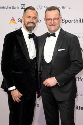 Jens Spahn mit Ehemann Daniel Funke beim 52. Ball des Sports 2023 in der Festhalle Frankfurt. Frankfurt am Main, 21.01.2023 *** Jens Spahn with husband Daniel Funke at the 52 Ball des Sports 2023 in the Festhalle Frankfurt Frankfurt am Main, 21 01 2023 Foto:xF.xKernx xFuturexImage