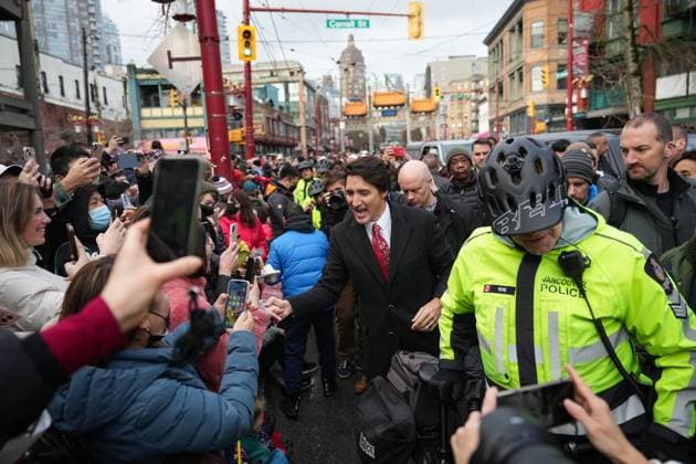 News Bilder des Tages January 22, 2023, VANCOUVER, BC, CANADA: Prime Minister Justin Trudeau greets people in the crowd while marching in the Lunar New Year parade, in Vancouver, on Sunday, January 22, 2023. VANCOUVER CANADA  - ZUMAc35_ 20230122_zaf_c35_008 Copyright: xDarrylxDyckx