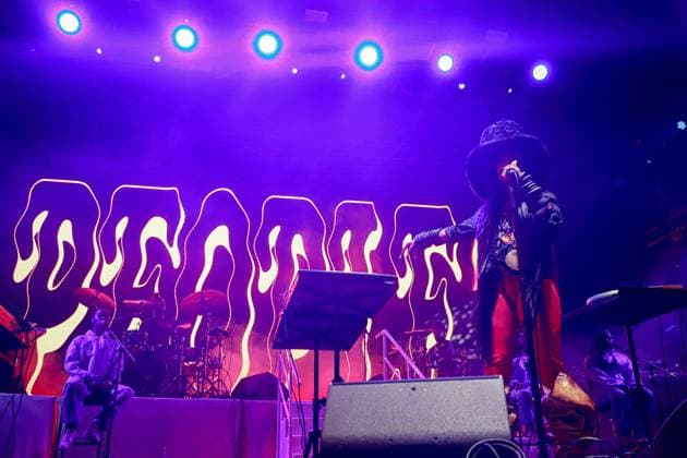 Erykah Badu performs live at Nomad Music Festival in Sao Paulo (INT)Erykah Badu performs live at Nomad Music Festival in Sao Paulo. January 22, 2023, Sao Paulo, Brazil: Erykah Badu performs live at Nomad music festival held at the Latin America Memorial with several singers. For the 1st edition, which takes place on Saturday (22) in Sao Paulo, it brings the iconic and inspiring singers with shows by Larissa Luz featuring Anelis Assumpcao, Majur, DJ Tamy, DJ Nyack and Gilsons.Credit: Leco Viana Thenews2 (Foto: Leco Viana TheNews2 imago images) Erykah Badu performs live at Nomad Music Festival in Sao Paulo  Copyright: xLecoxVianax