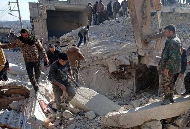 Bilder des Jahres 2023, News 01 Januar News Themen der Woche KW03 News Bilder des Tages (230123) -- ALEPPO, Jan. 23, 2023 -- This photo taken with a mobile phone shows rescuers searching the rubble for survivors after a residential building collapsed in Aleppo city, Syria, Jan. 22, 2023. A total of 16 civilians were killed, and four others wounded on Sunday when their residential building collapsed in the northern Syrian province of Aleppo, state news agency SANA reported. The five-storey building, which the Interior Ministry said had housed seven families in the predominantly Kurdish neighborhood of Sheikh Maksoud, collapsed due to a water leakage affecting its basis. (Str Xinhua) SYRIA-ALEPPO-COLLAPSED BUILDING AmmarxSafarjalani 