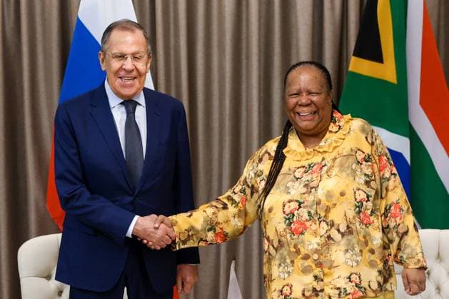 News Themen der Woche KW04 News Bilder des Tages SOUTH AFRICA, PRETORIA - JANUARY 23, 2023: Russia s Foreign Minister Sergei Lavrov (L) and South Africa s Foreign Minister Naledi Pandor shake hands during a meeting. Russian Foreign Ministry Press Service TASS  56979970