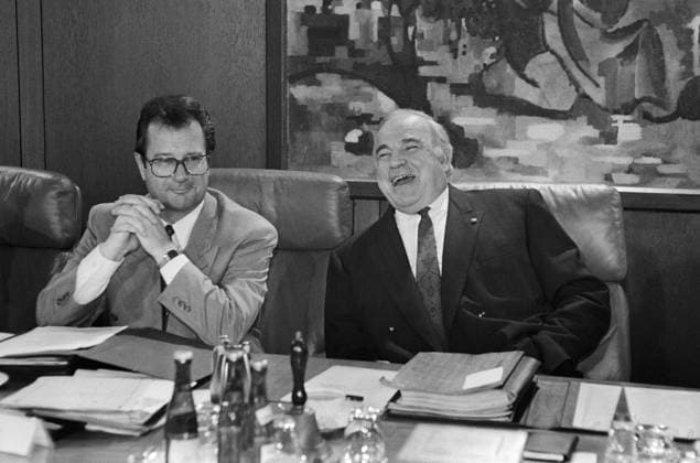 Deutschland, Bonn, 26.05.1992 Archiv.: 34-05-06 Kabinettssitzung Foto: Bundeskanzler Helmut Kohl und Klaus Kinkel, Außenminister Kabinettssitzung *** Germany, Bonn, 26 05 1992 Archive 34 05 06 Cabinet meeting Photo Federal Chancellor Helmut Kohl and Klaus Kinkel, Foreign Minister Cabinet meeting